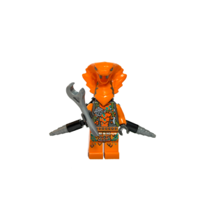 Minifigura de colección de un Cobra Mechanic de Ninjago sobre un fondo blanco puro. Es una serpiente antropomórfica de color naranja brillante con cabeza de cobra. Viste un traje con detalles verdes y cinturones de herramientas impresos. Sostiene una llave inglesa plateada grande en su mano derecha y tiene una mochila con dos taladros grises extendidos hacia los lados. Está parado sobre una base de exposición negra.
