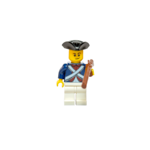 Minifigura de un soldado del ejército continental de Lego sobre un fondo blanco puro. Viste una chaqueta azul oscuro con detalles rojos y correas blancas cruzadas en el pecho. Tiene pantalones blancos y un sombrero de tricornio negro. Sostiene un mosquete marrón en su mano izquierda. La iluminación es clara y resalta la nitidez de las correas blancas contra la chaqueta azul.