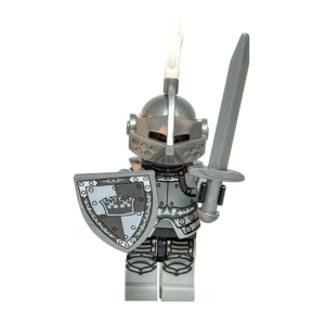 Minifigura de un caballero medieval real sobre un fondo negro. Viste una armadura de placas plateada completa con grabados decorativos negros. Lleva un casco gris metálico con visor y un penacho blanco en la parte superior. Sostiene un escudo con el emblema de una corona en su mano derecha y una espada plateada apuntando hacia arriba en la izquierda. La iluminación resalta el brillo del acero contra el vacío oscuro.