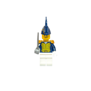 Minifigura de un oficial de la marina imperial de Lego sobre un fondo blanco puro. Viste un uniforme azul oscuro con una pechera amarilla bordada y charreteras doradas en los hombros. Tiene pantalones blancos y un sombrero de bicornio azul con una pluma lateral. Sostiene un sable plateado en su mano derecha. La iluminación es brillante y resalta los detalles dorados del uniforme.