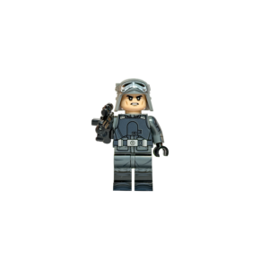 Minifigura de colección de un Soldado del Ejército Imperial de Star Wars, sobre un fondo negro puro. Viste un uniforme militar gris oscuro con una placa de armadura en el pecho y cinturón impresos. Lleva un casco gris que tiene unas antiparras negras con lentes plateados sobre la frente. Sostiene un bláster negro estándar apuntando hacia adelante.