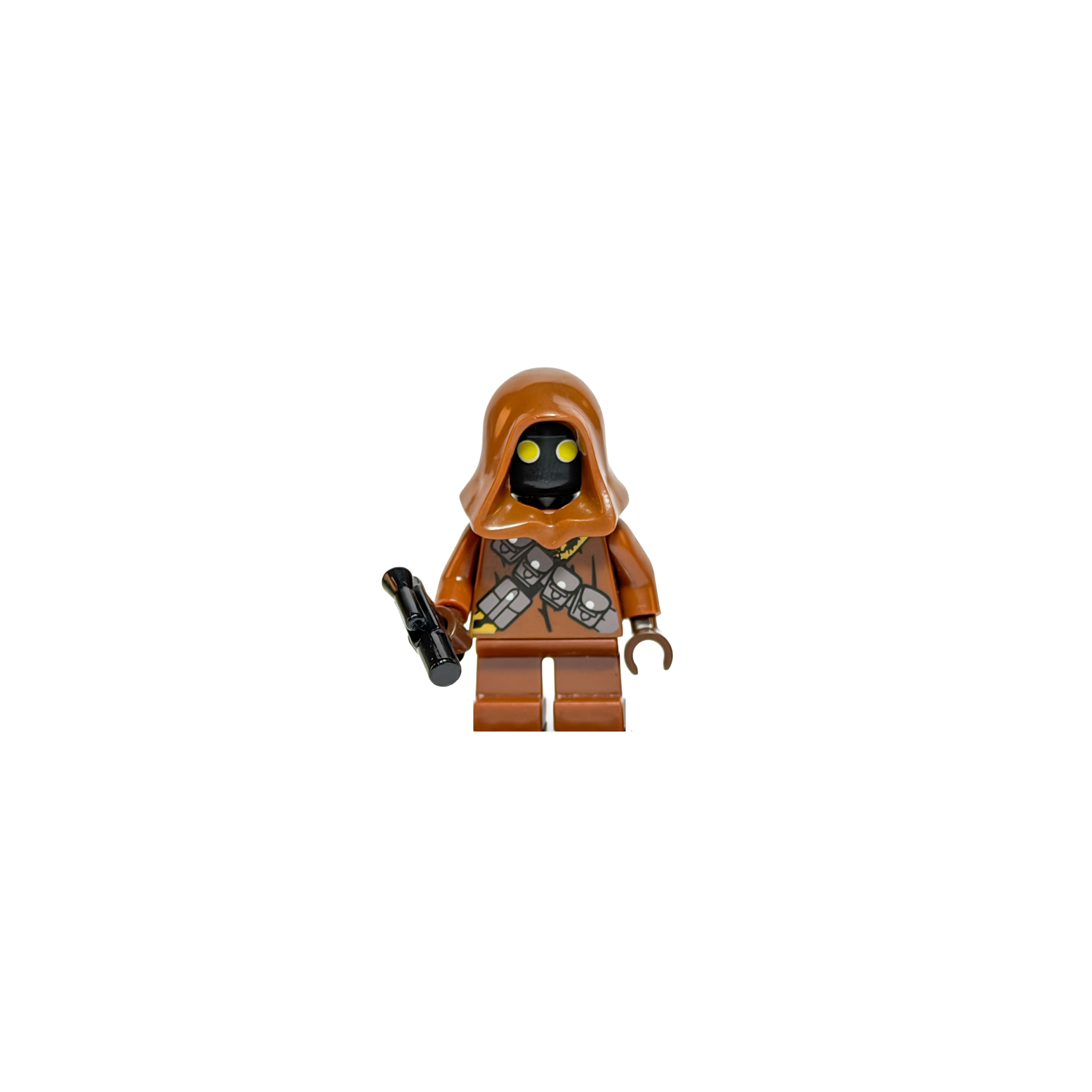 Minifigura de colección de un Jawa de Star Wars posada sobre una base negra con un fondo blanco puro. Es una figura de pequeña estatura que viste una túnica y capucha marrón. En la sombra de su rostro destacan dos grandes ojos redondos amarillos. Tiene impresas bandoleras grises cruzadas en el pecho y sostiene un bláster negro corto.