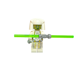 Minifigura de colección de un Jedi Consular de Star Wars sobre un fondo negro puro. Es una alienígena de piel verde con ojos azules y marcas faciales. Viste una túnica y armadura ceremonial blanca con detalles dorados. Lleva un tocado blanco sobre la cabeza y sostiene horizontalmente un sable de luz de doble hoja color verde brillante.