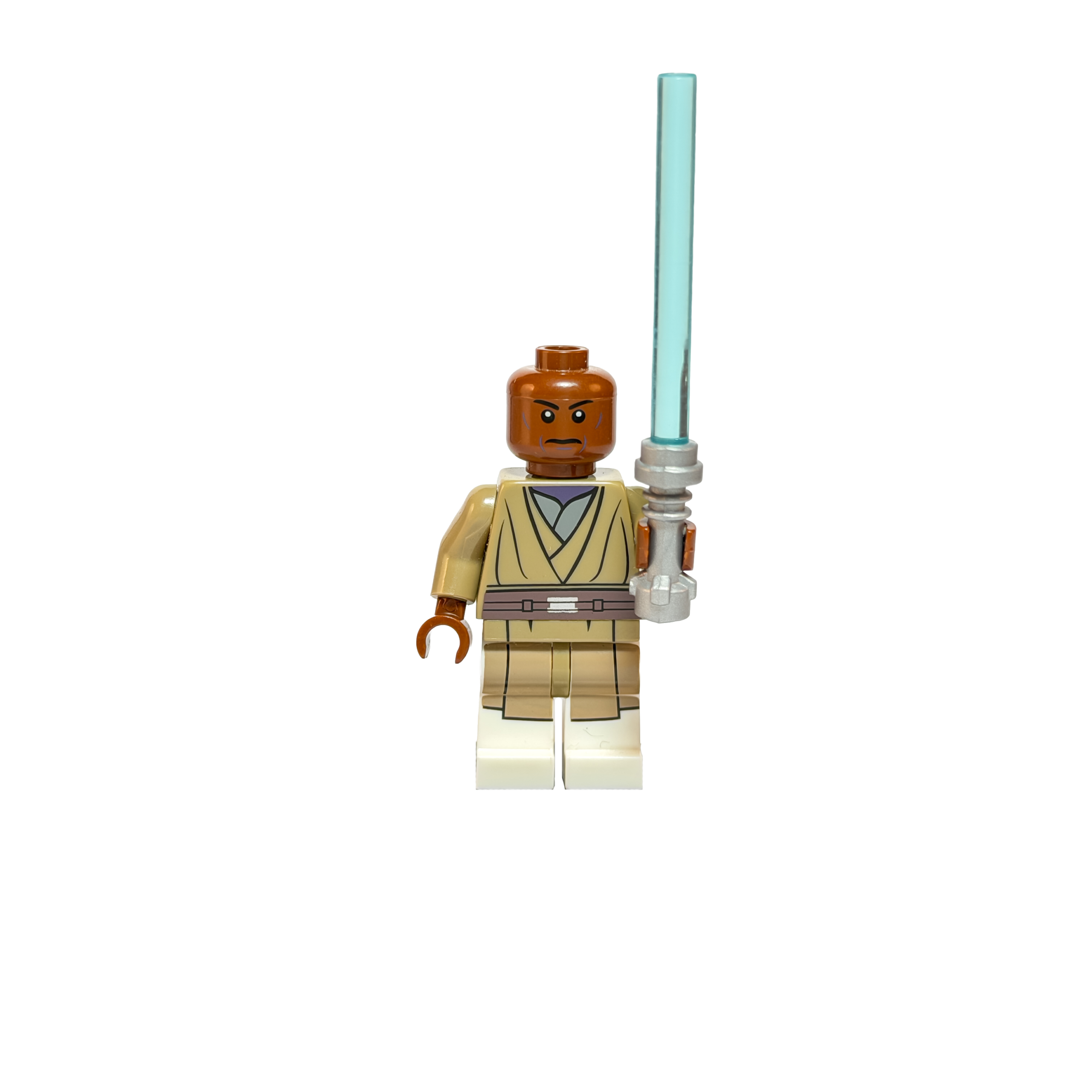 Minifigura de colección de Mace Windu en su versión clásica de Star Wars sobre un fondo negro puro. Es un hombre de piel oscura con túnicas Jedi beige y grises de diseño sencillo. Sostiene verticalmente un sable de luz azul claro con una empuñadura plateada gruesa de estilo antiguo.