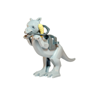 Figura de colección de un Tauntaun de Star Wars sobre un fondo negro puro. La criatura es de color gris claro, está de pie sobre sus dos patas traseras y tiene cuernos curvos amarillos en la cabeza. Lleva una montura gris oscuro en el lomo y riendas de goma negra que van desde su boca hasta la silla. La iluminación resalta las texturas del molde y la postura dinámica de la criatura.