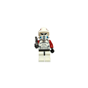 Minifigura de colección de un Comandante ARF Trooper de Star Wars sobre un fondo negro puro. Viste armadura blanca con brazos de color rojo oscuro, un casco de reconocimiento avanzado (ARF) con detalles rojos en la cresta y celestes en los respiradores, y apunta hacia adelante con un rifle bláster negro.