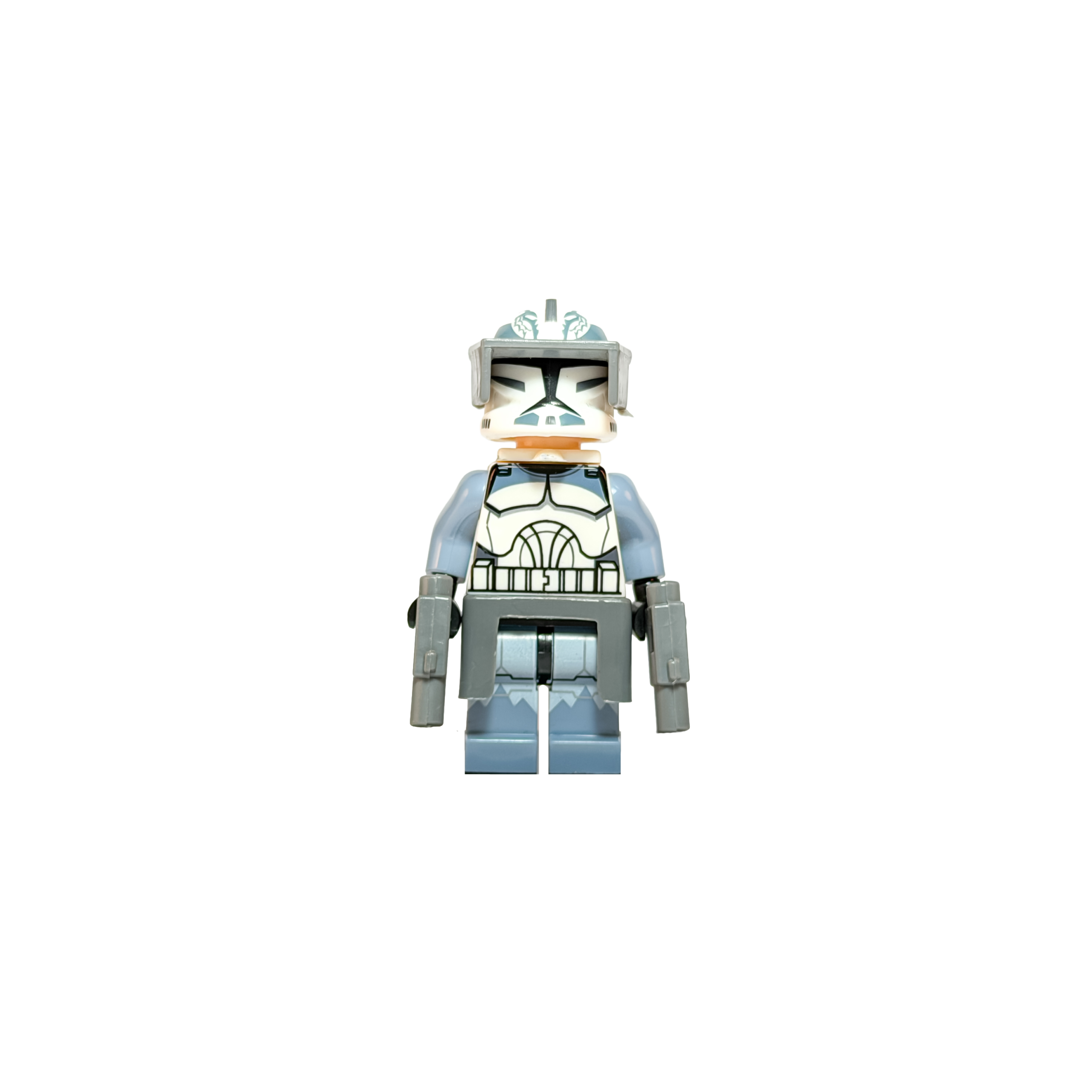 Minifigura de colección de un Soldado Clon de la Wolfpack (104º Batallón) de Star Wars con armadura Fase 1, sobre un fondo negro puro. Luce una armadura blanca con brazos y piernas en color azul grisáceo. Lleva un visor táctico gris oscuro sobre el casco, un faldón gris en la cintura y empuña dos pistolas bláster gemelas color gris.
