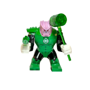 Figura de colección de gran tamaño de Kilowog de DC Comics sobre un fondo blanco puro. Tiene la cabeza rosada de aspecto alienígena y ojos rojos. Viste un traje de Linterna Verde masivo con el logo circular en el pecho. Sostiene un mazo grande de color verde translúcido en su mano izquierda y un cañón verde en la derecha. Está parado sobre una base de exposición negra.