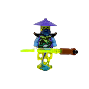 Minifigura de colección de Ghoultar de Ninjago sobre un fondo blanco puro. Es un fantasma con una base verde lima translúcida en lugar de piernas. Viste una túnica violeta con detalles de un dragón verde y una máscara azul. Lleva un sombrero cónico violeta y hombreras negras. Sostiene horizontalmente una guadaña larga con una hoja verde translúcida. Está parado sobre una base de exposición negra.