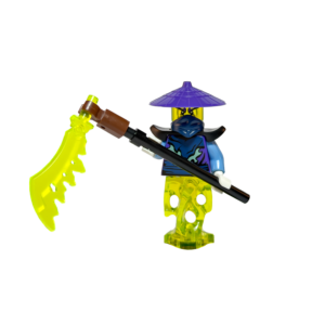 Minifigura de colección de un Guerrero Fantasma de Ninjago sobre un fondo negro. Tiene una base de humo verde lima translúcida en lugar de piernas y un torso violeta con detalles de energía oscura. Lleva hombreras negras, una máscara azul y un sombrero cónico violeta. Sostiene cruzada frente a él una guadaña larga con una hoja verde translúcida dentada. La figura destaca por sus piezas brillantes y translúcidas contra el fondo oscuro.