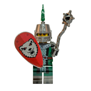 Minifigura de un caballero medieval sobre un fondo negro. Viste una armadura verde y plateada con detalles de cota de malla. Lleva un casco gris metálico con un penacho verde en la parte superior. Sostiene un escudo rojo con la cara de un oso plateado en su mano derecha y un mazo de armas plateado en la izquierda. La iluminación resalta los detalles metálicos contra el fondo oscuro.